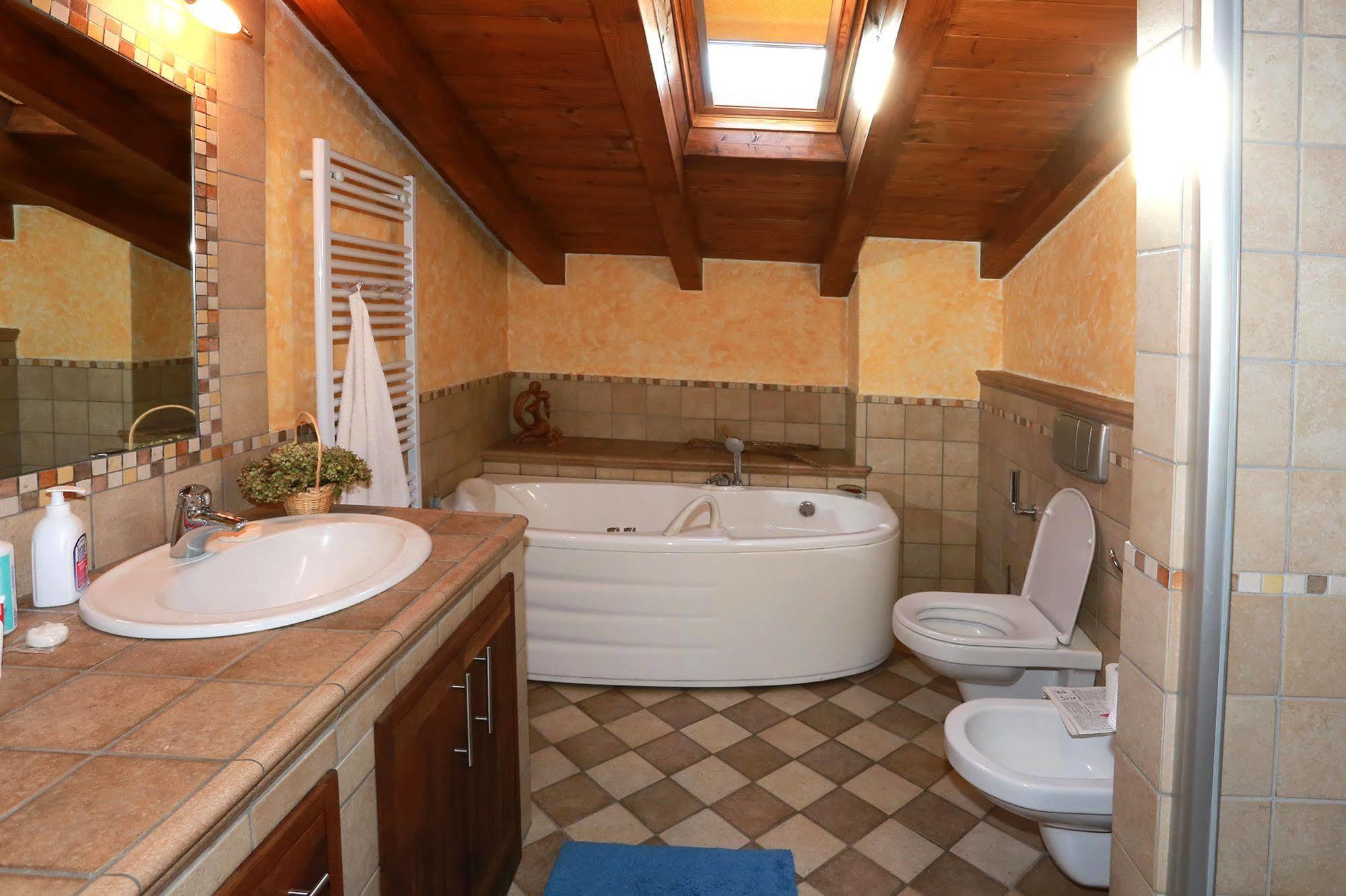 The Lake Apartment Colico Luaran gambar